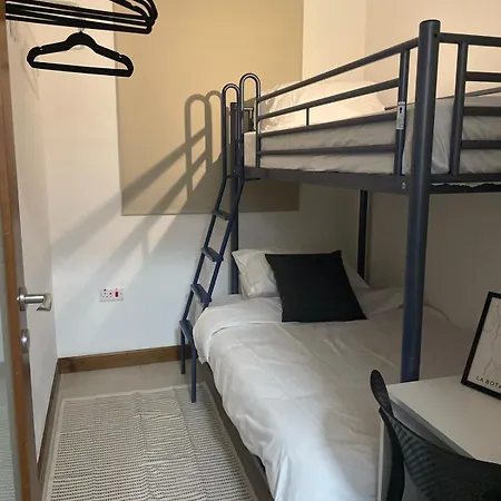 Bright & Airy 3 Bedroom דירה *