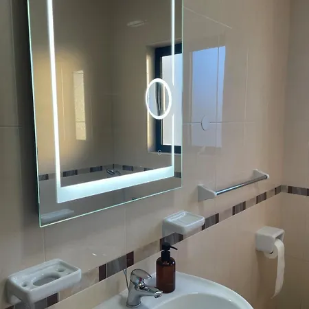 Bright & Airy 3 Bedroom Apartament