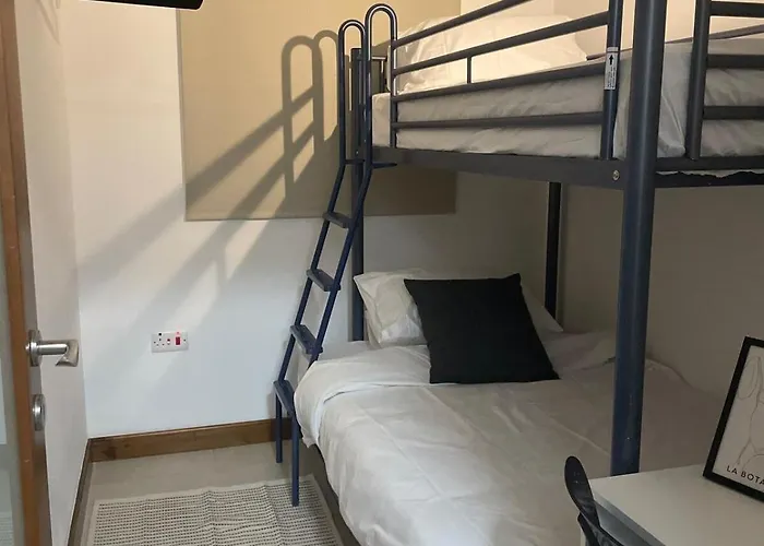 Bright & Airy 3 Bedroom Apartament *