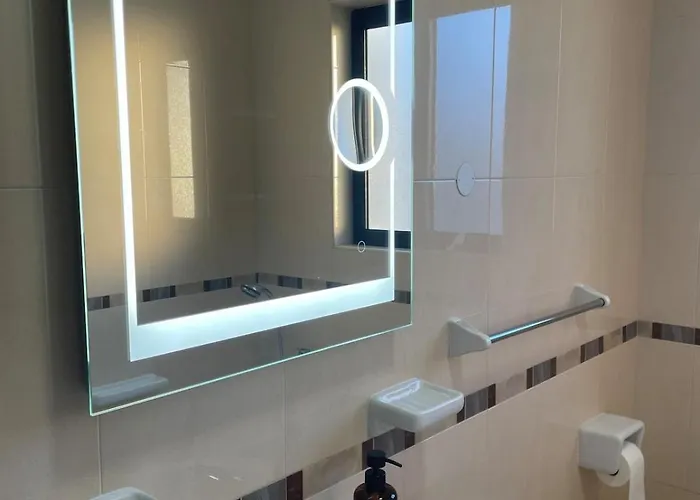 Bright & Airy 3 Bedroom דירה